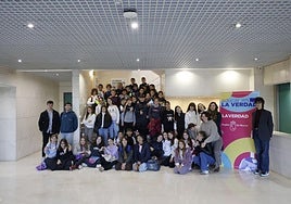 Los periodistas Fernando Perals e Isabel Manzano, junto a los alumnos de 6º de Primaria del colegio público Maestro Francisco Martínez Bernal, de Molina de Segura, y sus maestros.