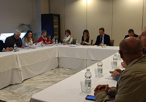 Integrantes de la Mesa Local de Empleo, durante la reunión que mantuvieron ayer.