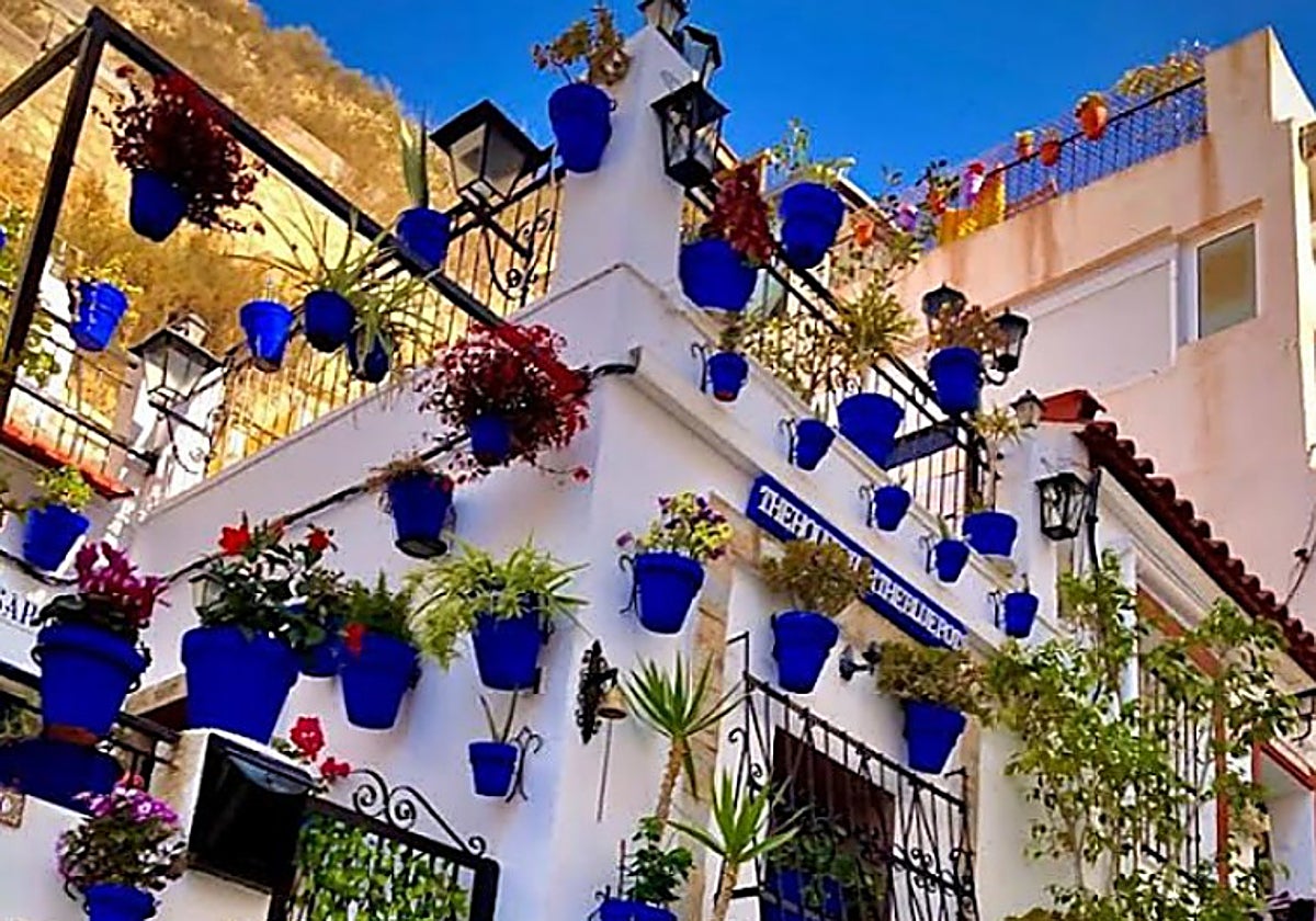 Una calle del barrio de Santa Cruz de Alicante, con el Castillo de Santa Bárbara al fondo.