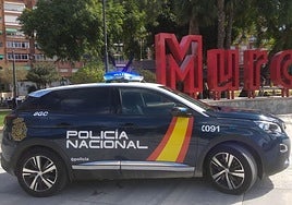 Un vehículo de la Policía Nacional en Murcia.