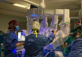 Sanitarios durante una cirugía.