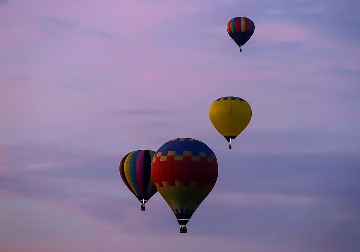 Globos aerostáticos surcan el cielo.