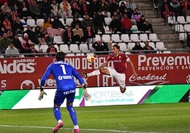 Pedro León chutando a portería.