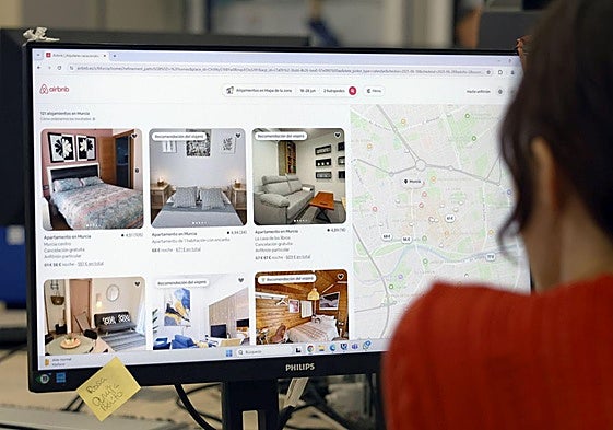 Una persona buscando pisos turisticos en Murcia.