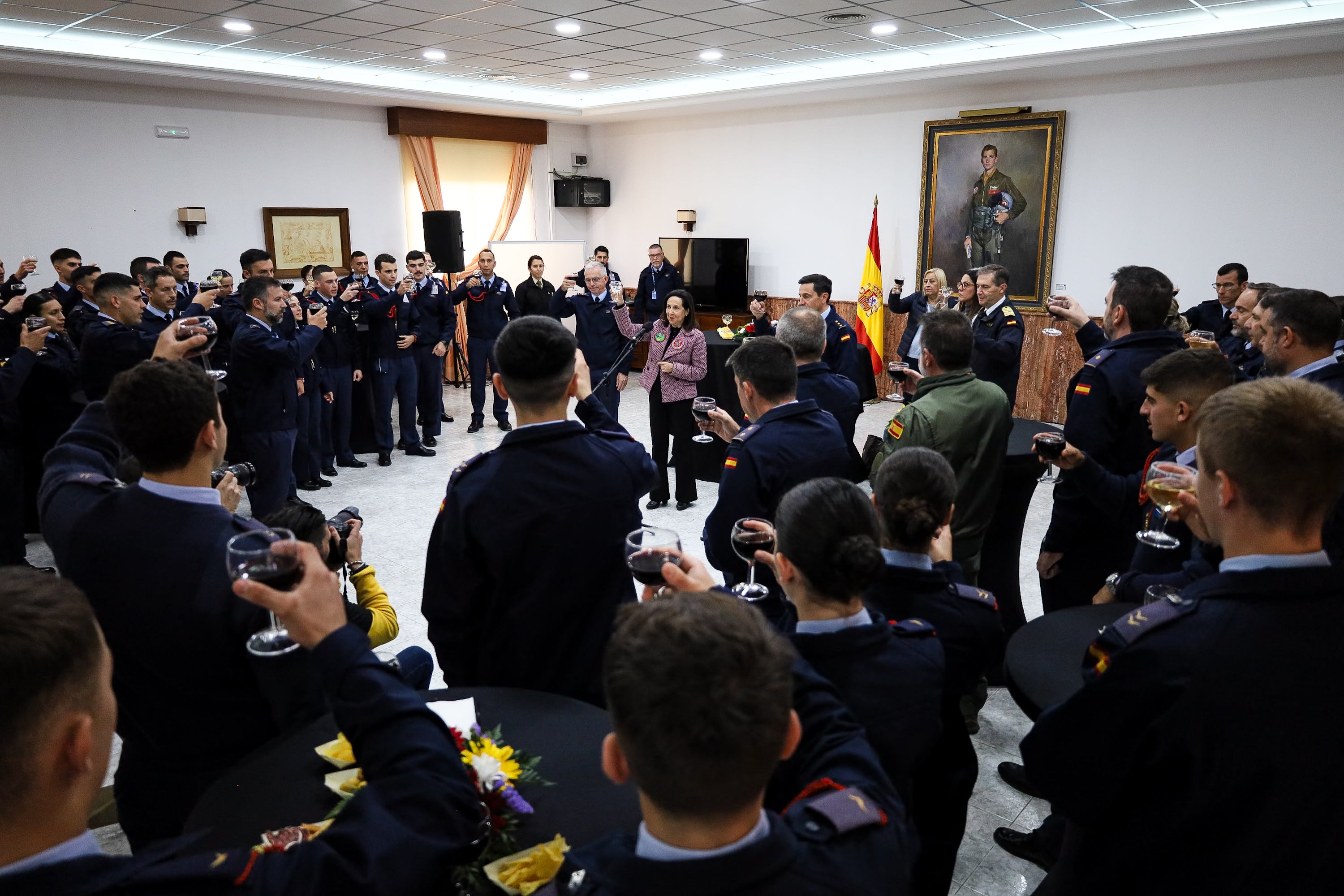 La visita de la ministra de defensa a la Academia General del Aire, en imágenes