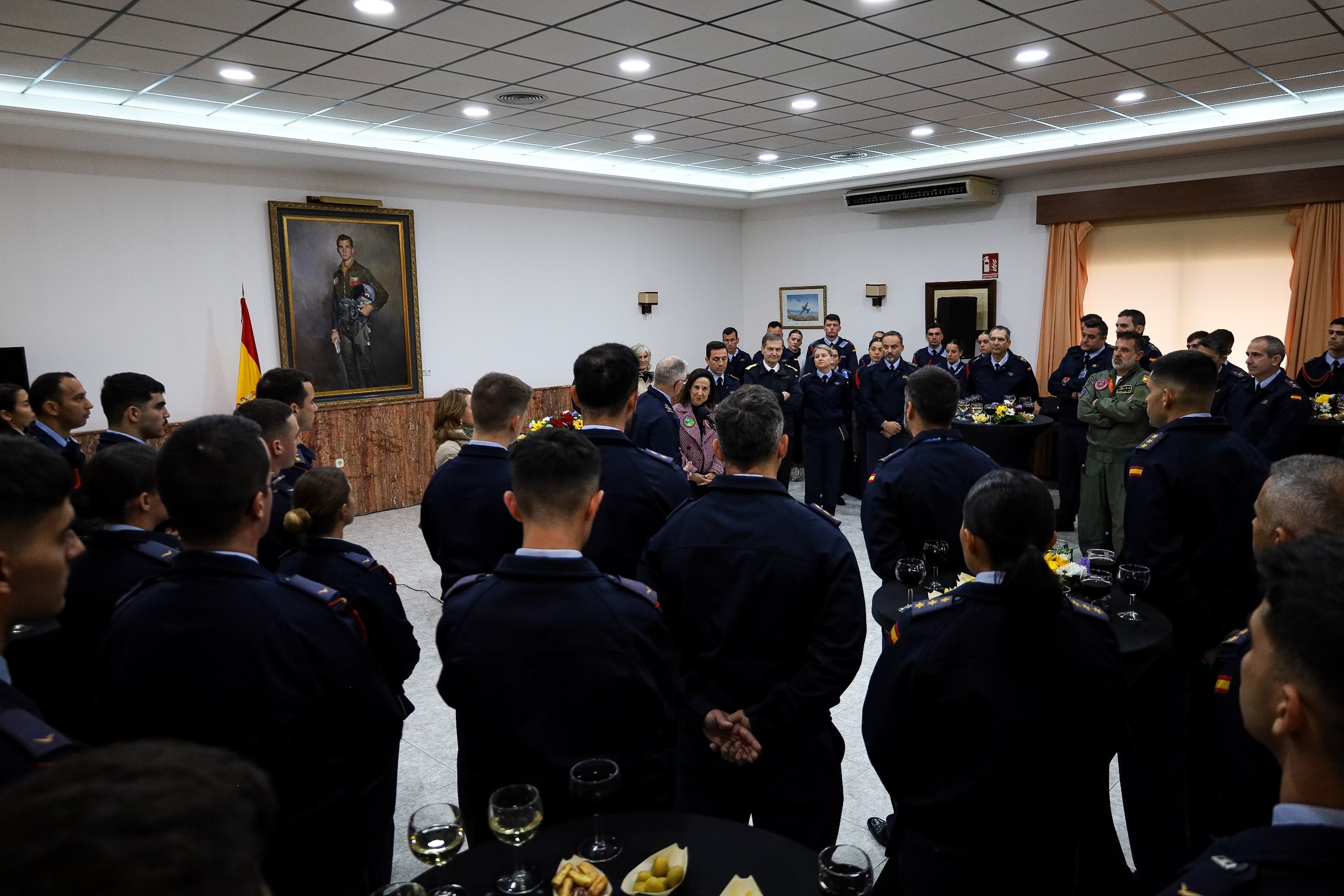 La visita de la ministra de defensa a la Academia General del Aire, en imágenes