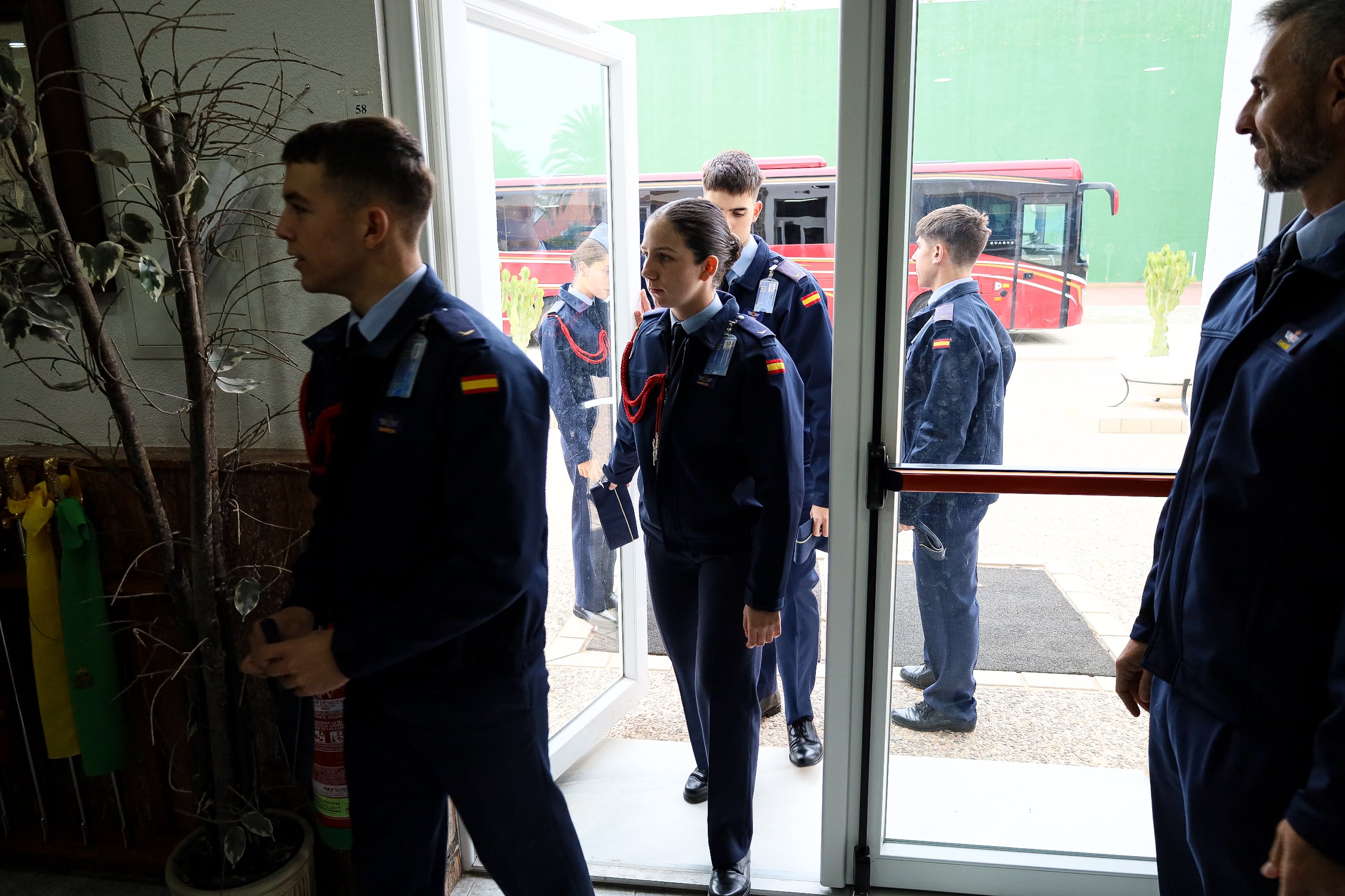 La visita de la ministra de defensa a la Academia General del Aire, en imágenes