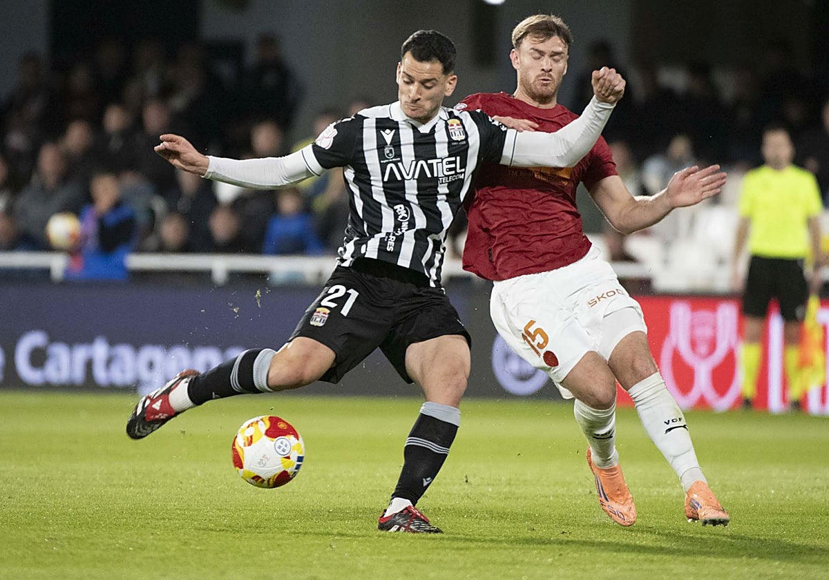 El centrocampista Chuca sale airoso de la presión del valencianista Lucas Beltrán.
