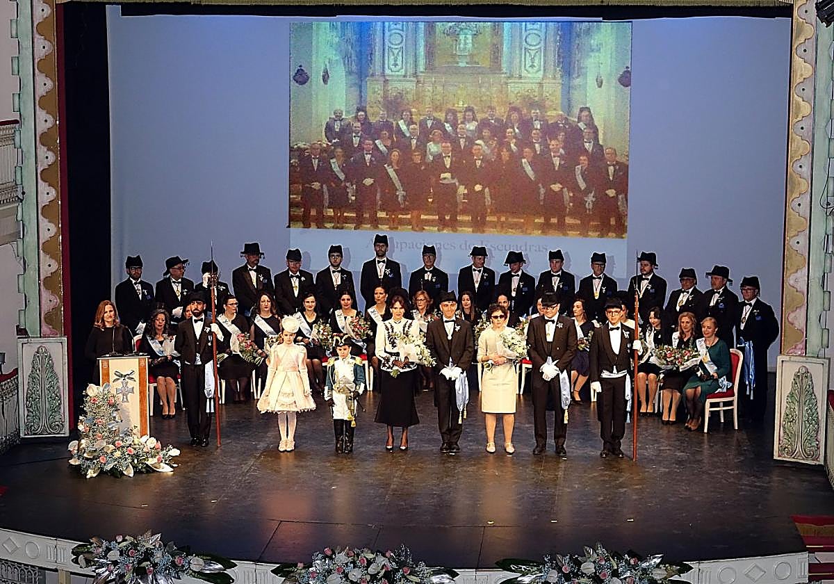 Mayordomos de 2025 y, detrás, cabos de la Compañía Martín Soriano Zaplana.