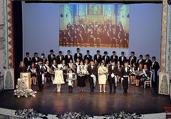 Mayordomos de 2025 y, detrás, cabos de la Compañía Martín Soriano Zaplana.