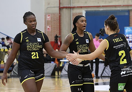 Aaronette Vonleh, Jasmine Walker y Txell Alarcón buscan animarse entre ellas mismas.