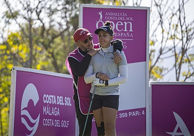 Padre e hija en uno de los 'tees' del abierto español.