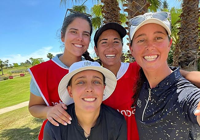 Su otra familia. Sus amigas y compañeras de profesión, Natalia Escuriola (i), Piti Martínez Bernal y Nuria Iturrioz (d).