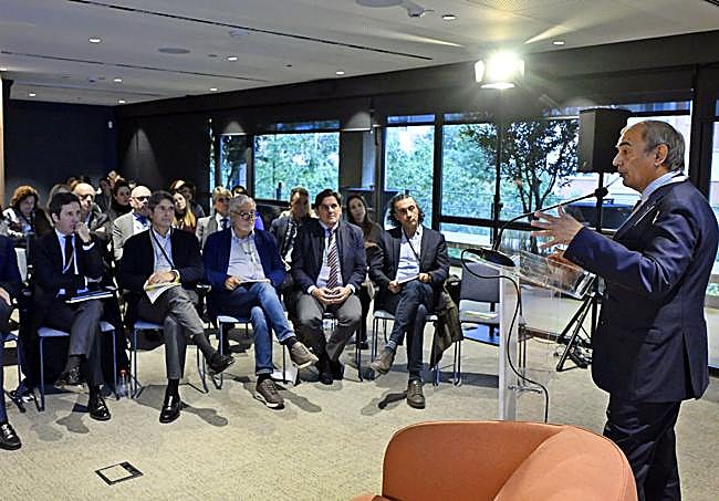 Juan Antonio Pedreño se dirigie a los asistentes del simposio.