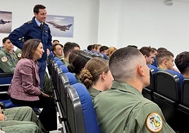 Robles y el director de la AGA con alumnos de cuarto curso, entre ellos la Princesa de Asturias.