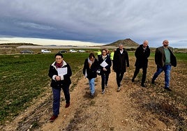 Visita de autoridades a la finca que será renaturalizada.