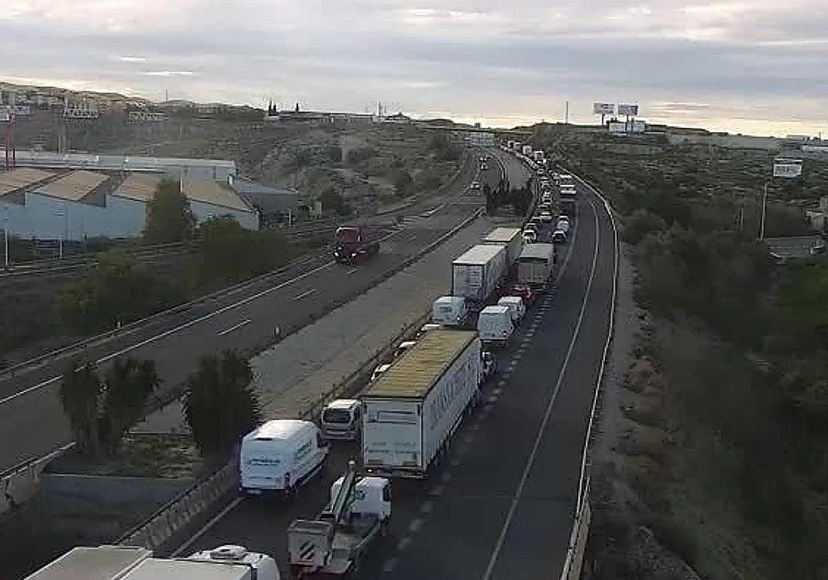 Imagen de archivo de retenciones en la MU-32 a la altura de Molina de Segura.