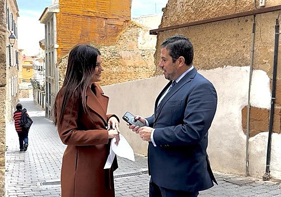 La concejala de Urbanismo y el presidente de Ceclor junto al solar entre las calles Zapatería y Rojo.