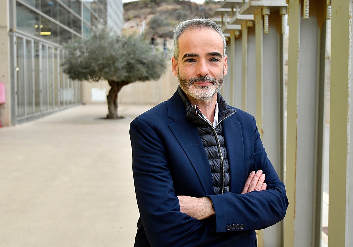 Samuel Baixauli, en las inmediaciones de la Facultad de Economía y Empresa de la UMU.