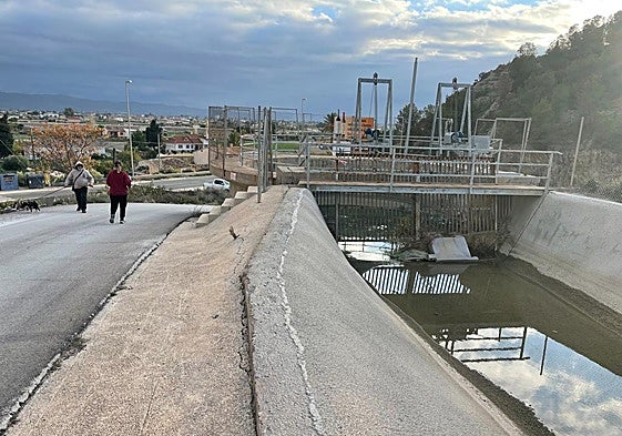 Dos vecinos de Lorca caminan junto al canal del postrasvase Tajo-Segura.