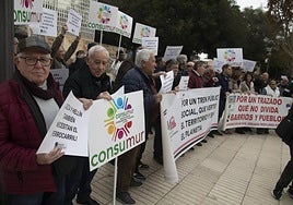 Integrantes de la Comisión en Defensa del Corredor Ferroviario de Cartagena y Albacete, durante la concentración de ayer.
