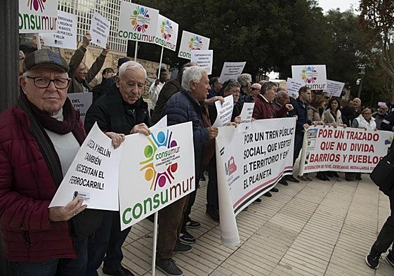Integrantes de la Comisión en Defensa del Corredor Ferroviario de Cartagena y Albacete, durante la concentración de ayer.