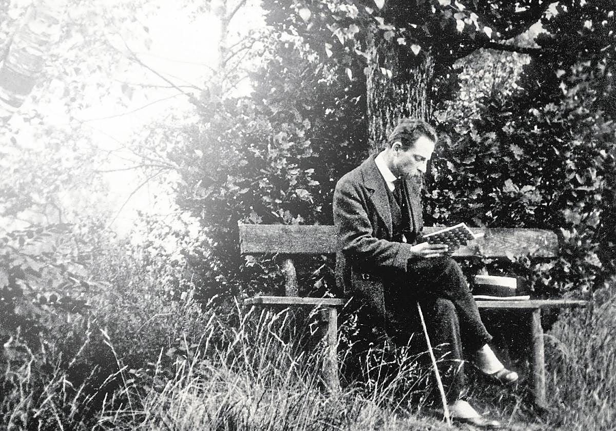 Rilke leyendo en Nyon, Suiza, junto al lago Lemán, en 1919.
