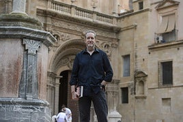 Jerónimo Tristante (Murcia, 1969) estudió Biología en la UMU y compagina su carrera literaria con la docencia