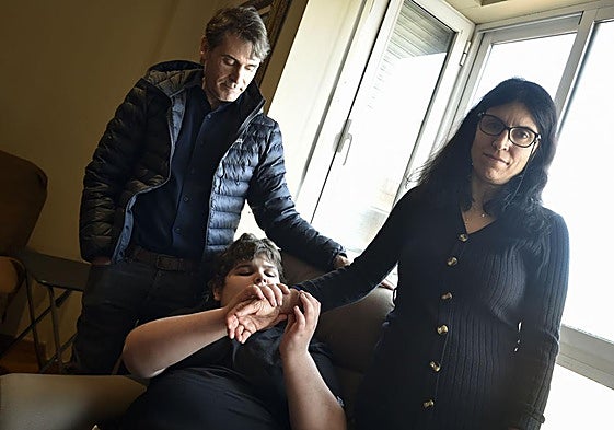 Jerónimo López y Patrocinio Martínez, encerrados con su hijo, en su piso de Murcia.