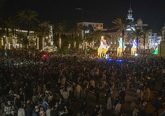 Miles de personas abarrotan las plazas Héroes de Cavite y del Ayuntamiento mientras se iluminan las tres figuras de los Reyes Magos.