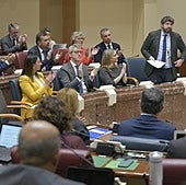 Diputados del PP y consejeros aplauden al presidente de la Comunidad, Fernando López Miras, durante un Pleno de la Asamblea.