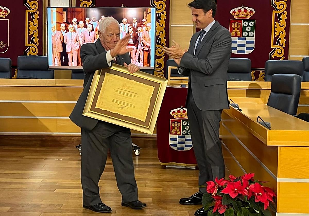 Francisco Vivas Palazón, con el título, junto a José Ángel Alfonso.