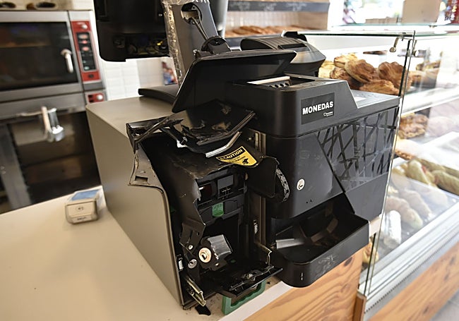 La máquina de cobro automático del local, destrozada por los asaltantes.