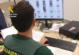 Un agente revisa los archivos incautados.