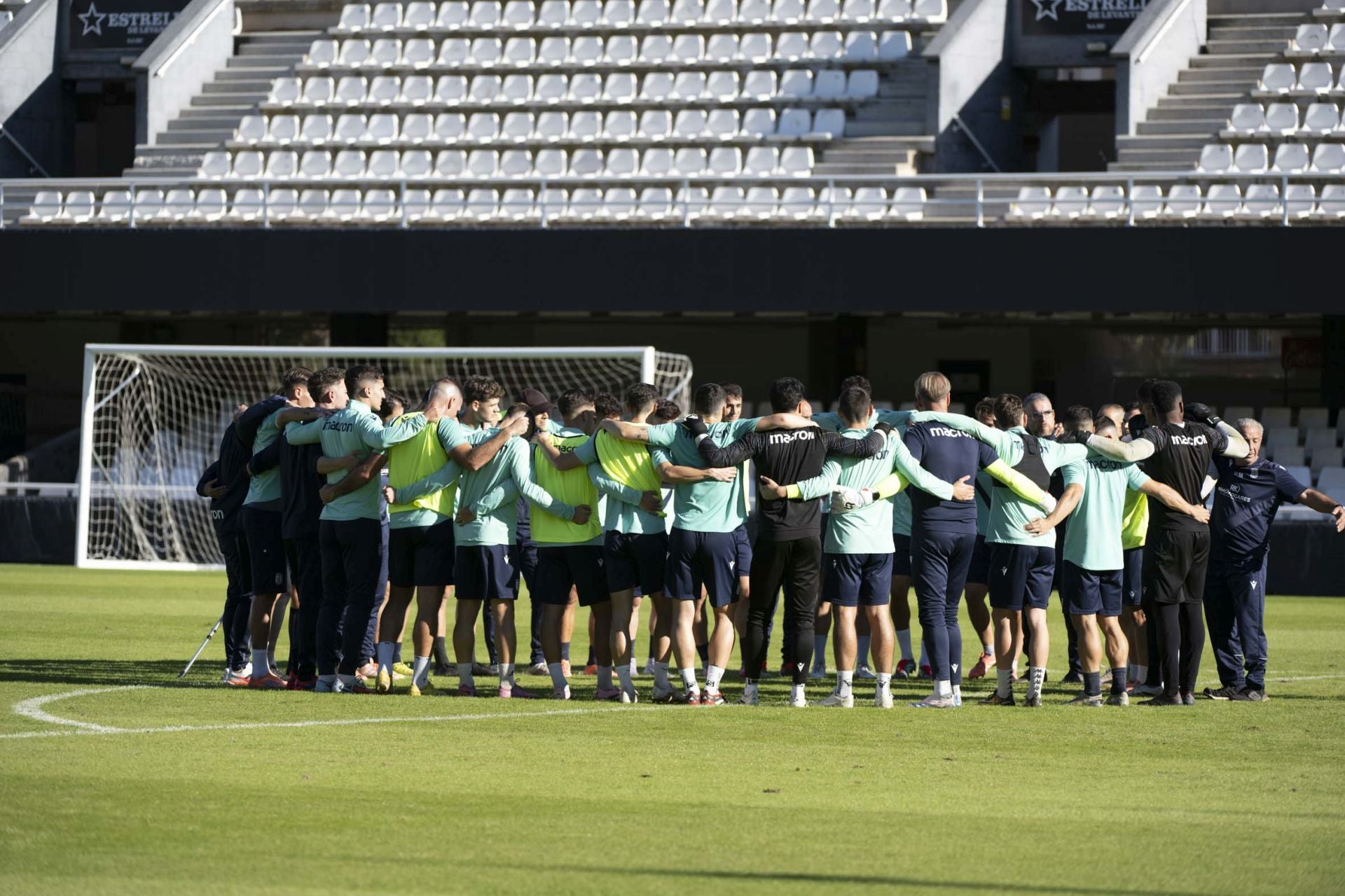 El último entrenamiento del Fútbol Club Cartagena antes del derbi contra el Real Murcia, en imágenes
