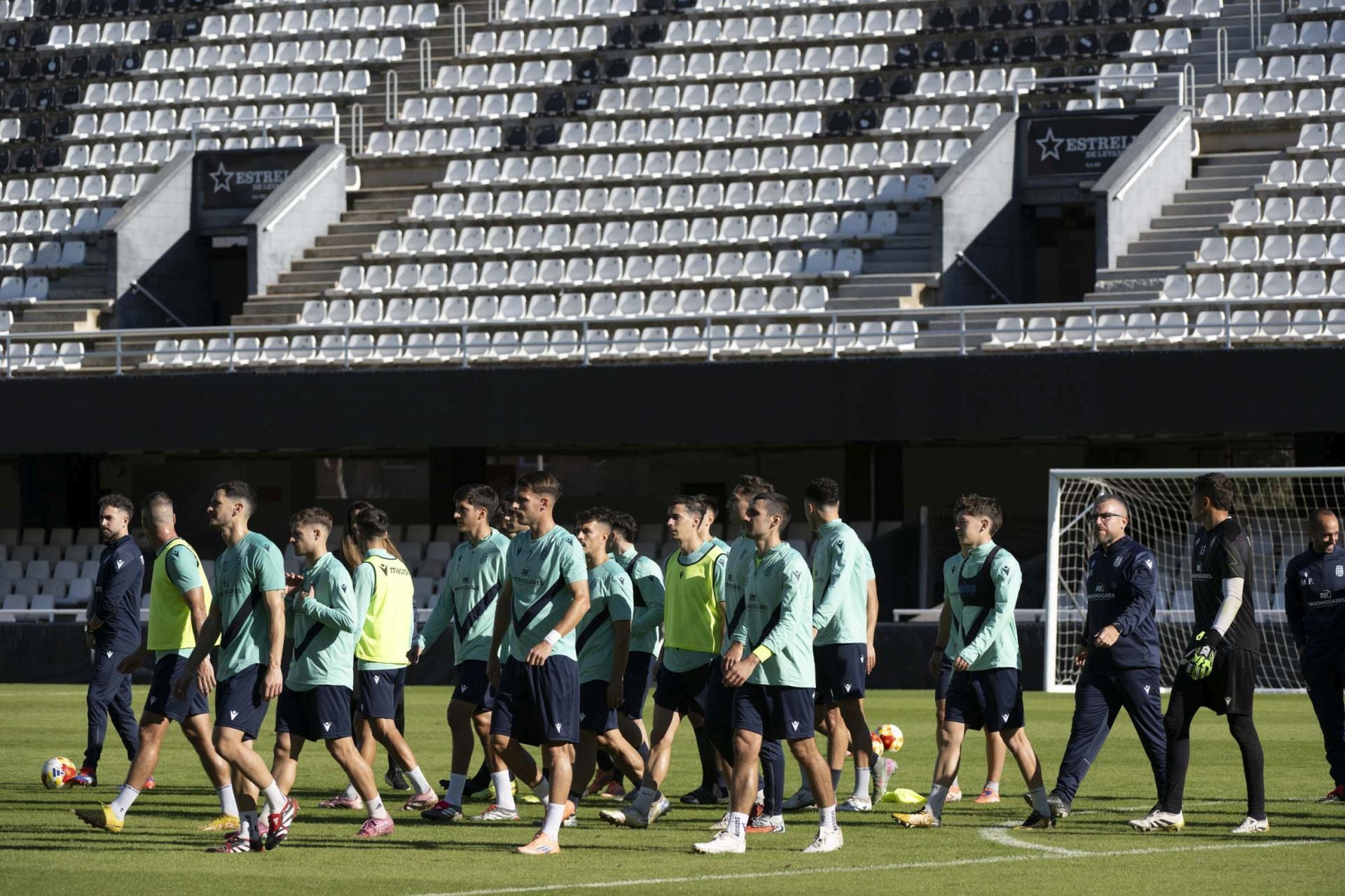 El último entrenamiento del Fútbol Club Cartagena antes del derbi contra el Real Murcia, en imágenes