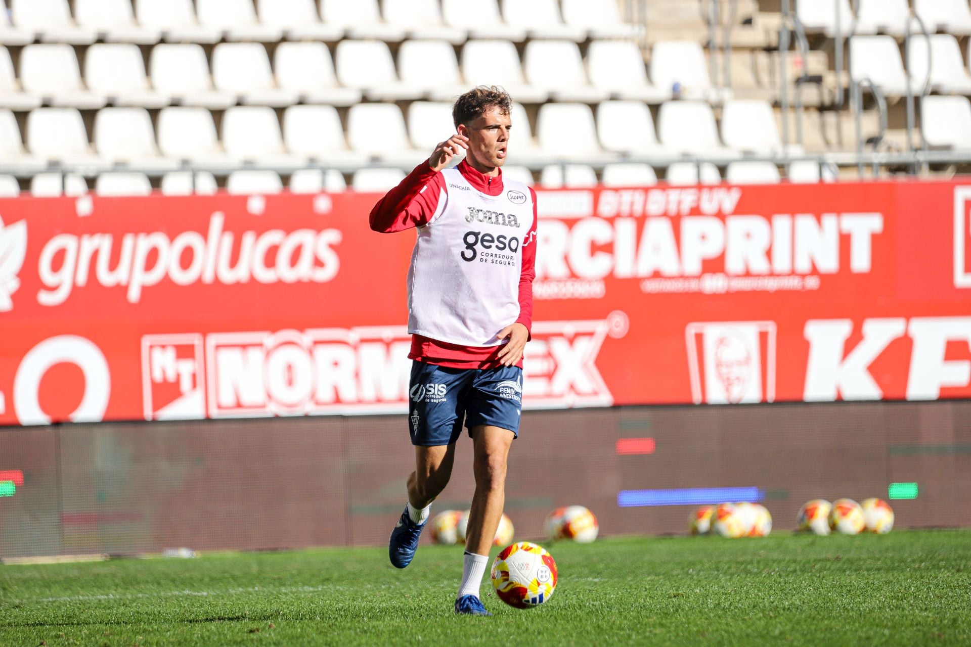 El último entrenamiento del Real Murcia antes del derbi contra el Fútbol Club Cartagena, en imágenes