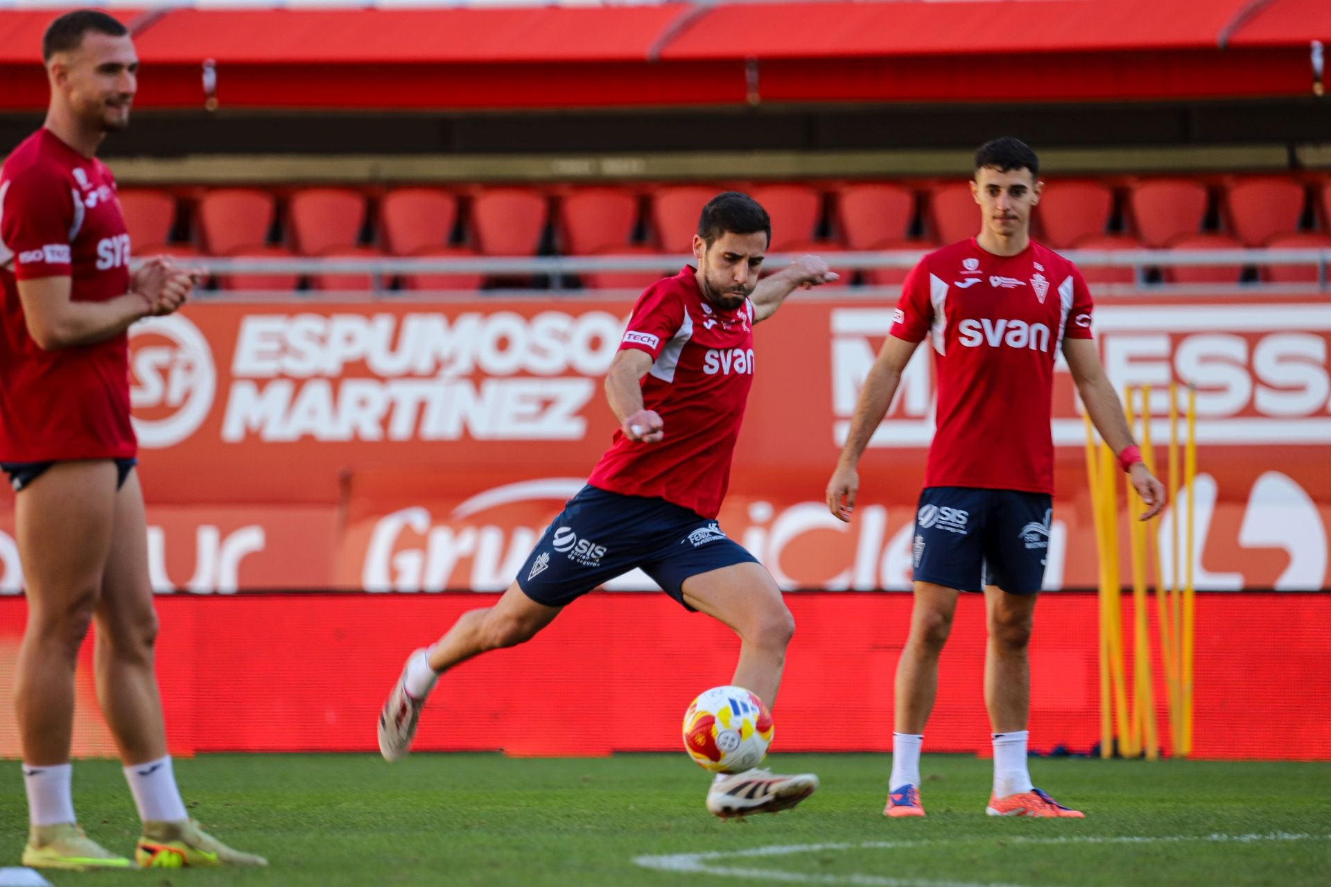 El último entrenamiento del Real Murcia antes del derbi contra el Fútbol Club Cartagena, en imágenes