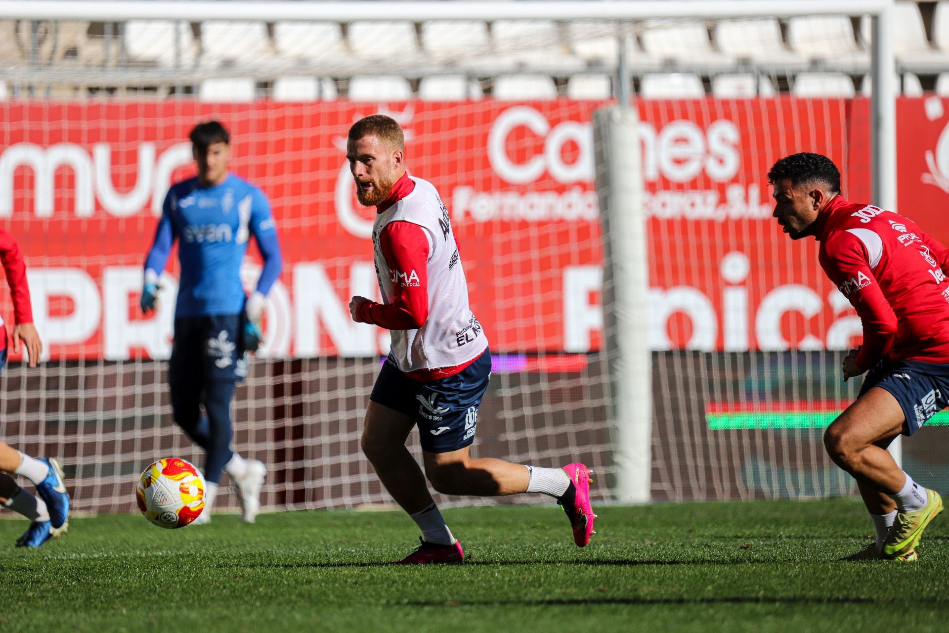 El último entrenamiento del Real Murcia antes del derbi contra el Fútbol Club Cartagena, en imágenes