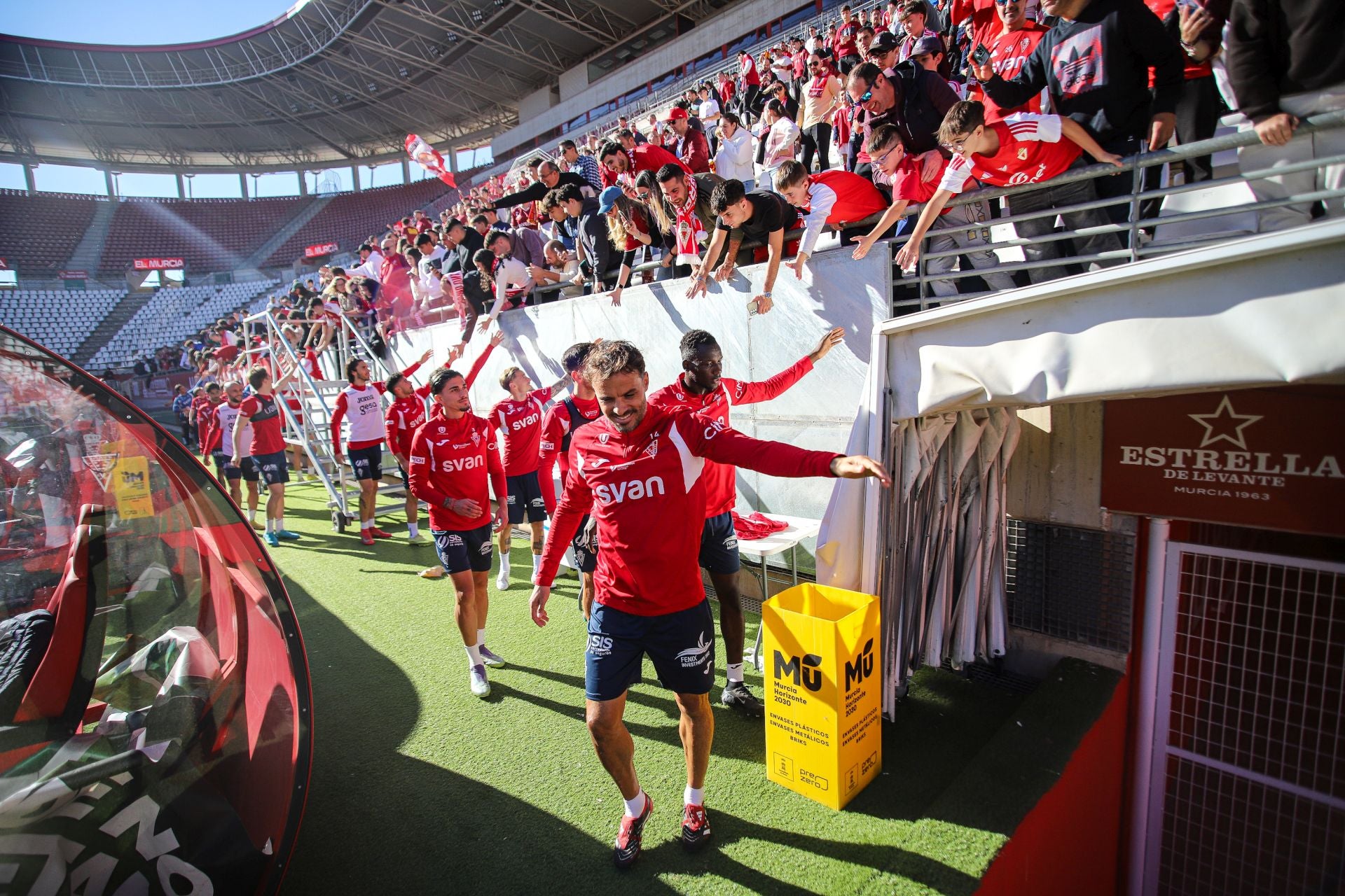 El último entrenamiento del Real Murcia antes del derbi contra el Fútbol Club Cartagena, en imágenes