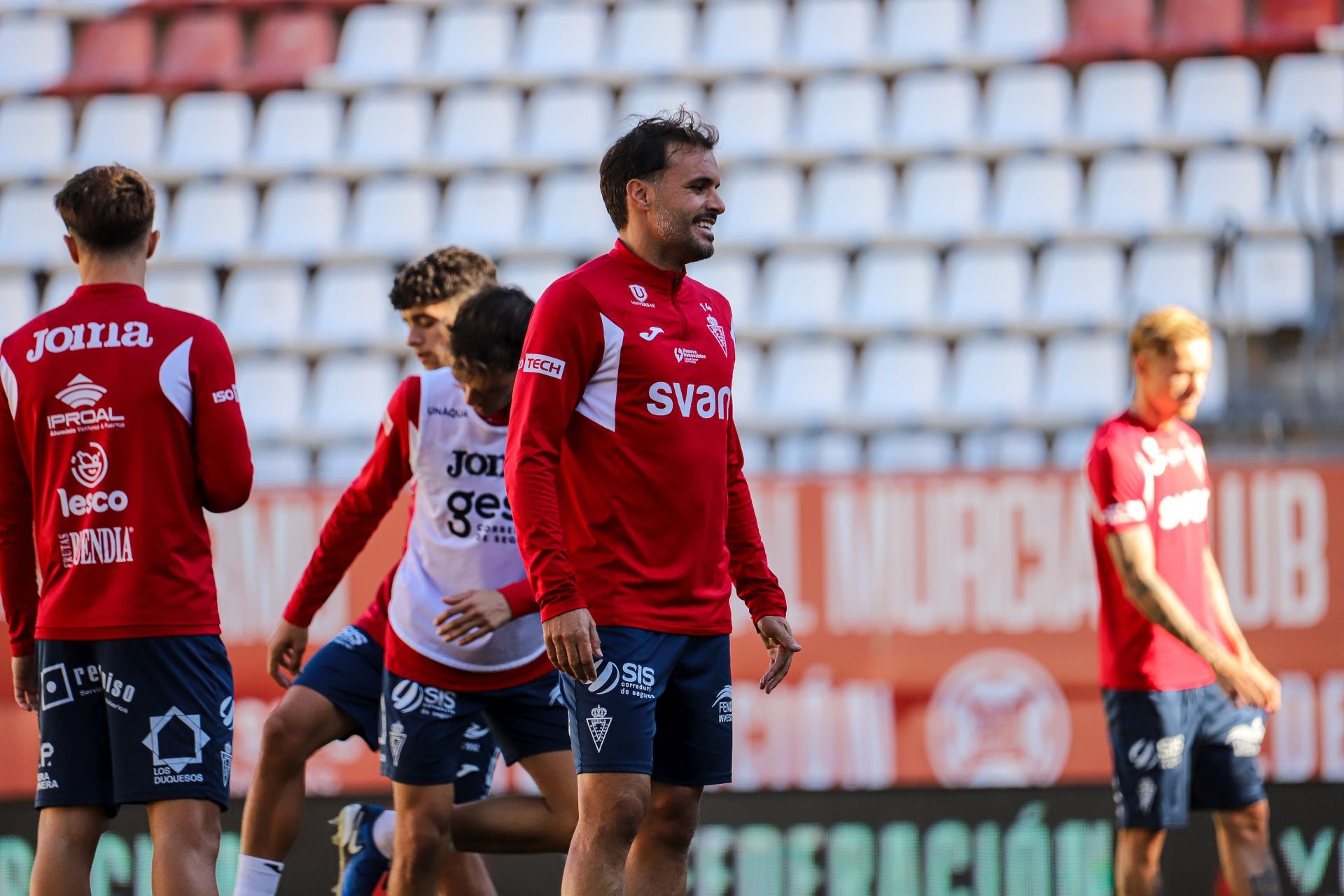 El último entrenamiento del Real Murcia antes del derbi contra el Fútbol Club Cartagena, en imágenes