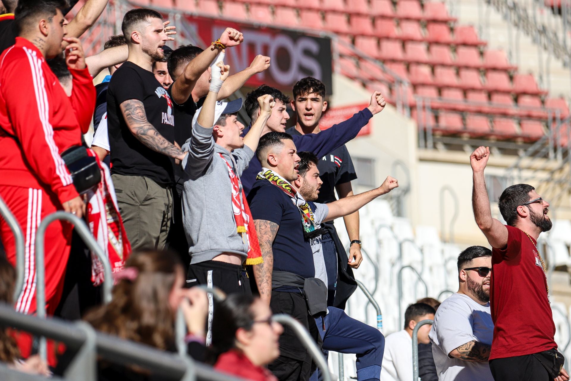 El último entrenamiento del Real Murcia antes del derbi contra el Fútbol Club Cartagena, en imágenes