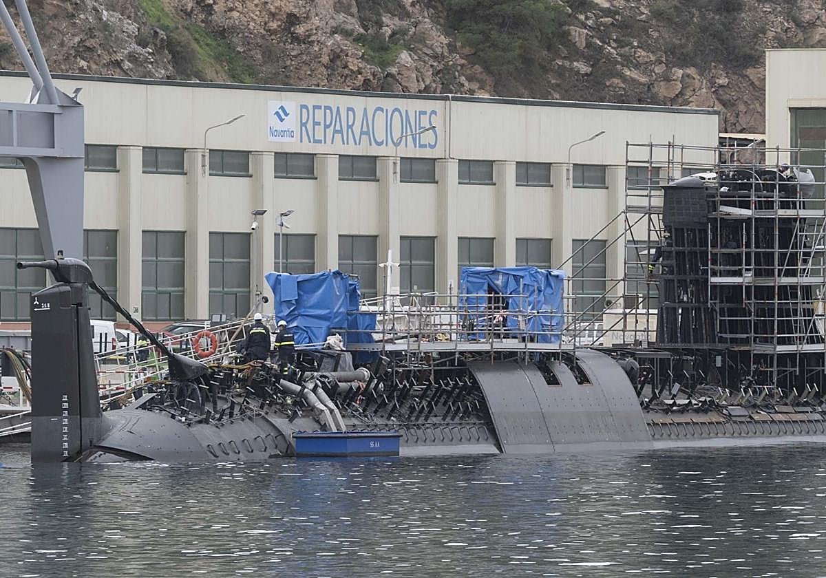 Técnicos de Navantia trabajan en la zona de popa del nuevo submarino, en el muelle de armamento de Navantia, este viernes.