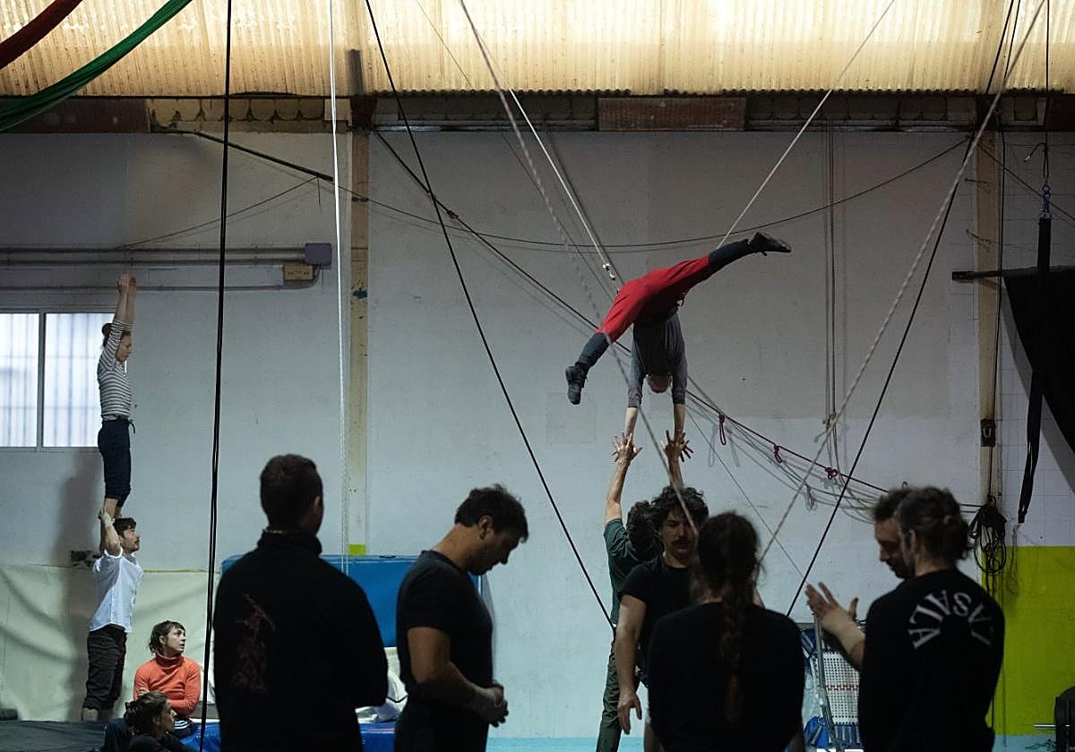Los componentes de UpArte ensayan en La Chimenea Escénica de Murcia.