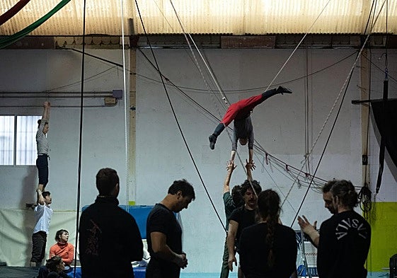 Los componentes de UpArte ensayan en La Chimenea Escénica de Murcia.