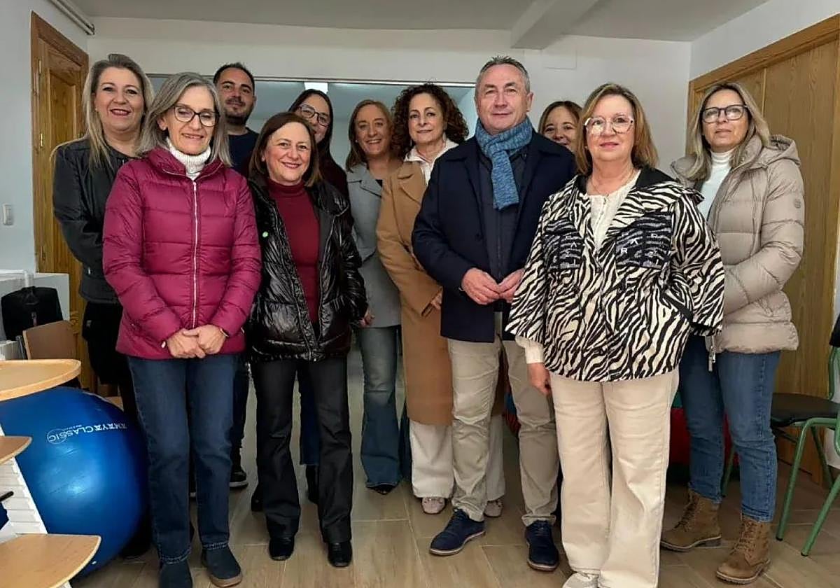 Juan Soria (4° por la derecha), junto a responsables del centro.