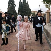 Los pajes de las Fiestas llegan a la misa en la iglesia de San Francisco.