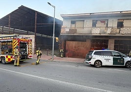 Bomberos sofocan las llamas.