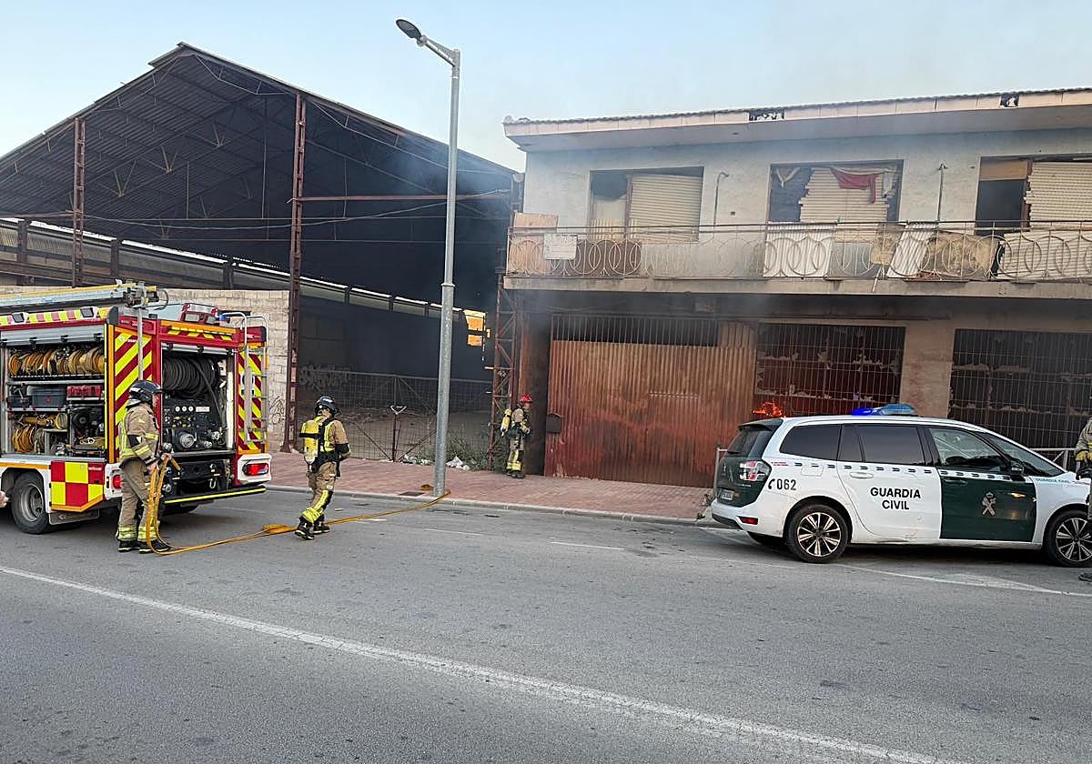 Bomberos sofocan las llamas.