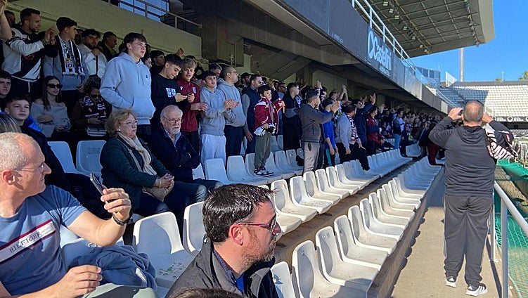 La afición anima a los jugadores en el Cartagonova este domingo.